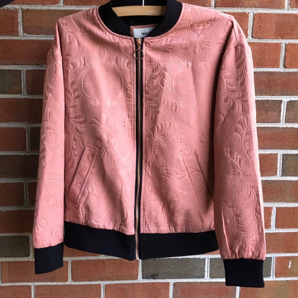 PRICED TO GO🚨 - NWOT patterned jacket. Video posted at end